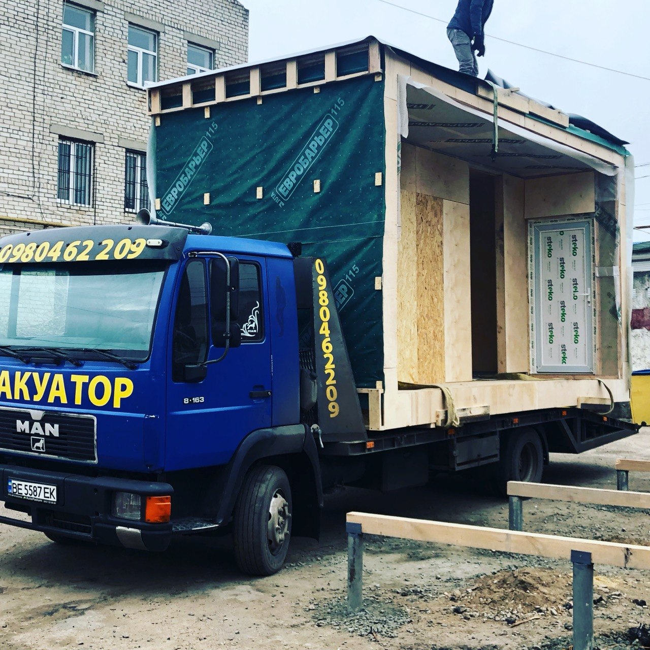 Евакуатор MAN для перевезення вантажів у Миколаєві